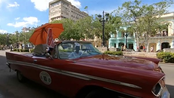 Küba'nın başkenti Havana'da antika arabalar yarıştı Küba'nın başkenti Havana'da antika arabalar yarıştı