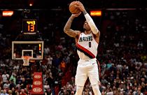 Damian Lillard, dos Portland Trailblazers lança ao cesto
