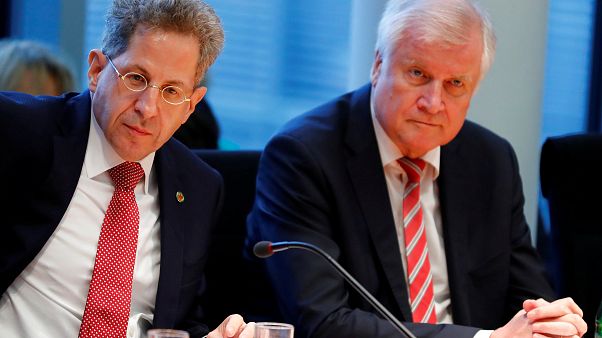"Ein Stück menschlich enttäuscht": Seehofer versetzt Maaßen in einstweiligen Ruhestand "Ein Stück menschlich enttäuscht": Seehofer versetzt Maaßen in einstweiligen Ruhestand