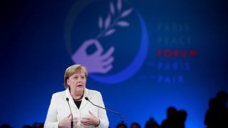 Angela Merkel solidale con Macron al Forum per la Pace