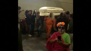 В метро Мехико пронесли гроб