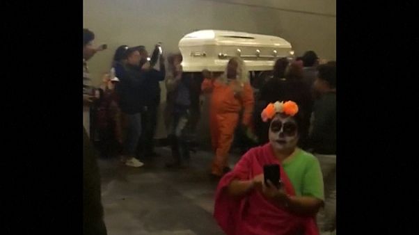 Mexikos Tag der Toten: Sarg wird in der U-Bahn transportiert Mexikos Tag der Toten: Sarg wird in der U-Bahn transportiert