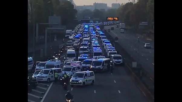 Paris: Sanitäter streiken und blockieren Stadtautobahn Paris: Sanitäter streiken und blockieren Stadtautobahn