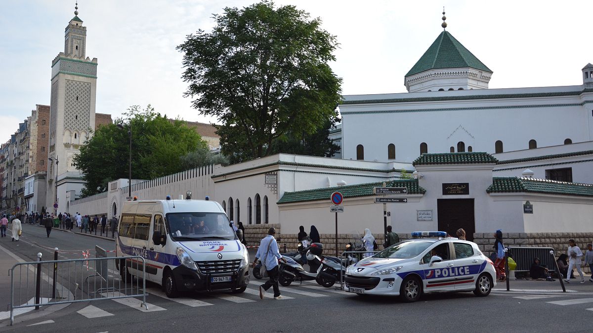 Fransa camilerin finansmanını denetlemek için laiklik yasasını yenilemeyi düşünüyor