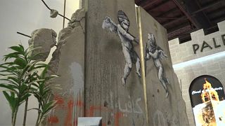 بانكسي ينجز نسخة عن جدار الفصل للترويج للسياحة الفلسطينية في لندن