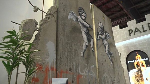 بانكسي ينجز نسخة عن جدار الفصل للترويج للسياحة الفلسطينية في لندن بانكسي ينجز نسخة عن جدار الفصل للترويج للسياحة الفلسطينية في لندن