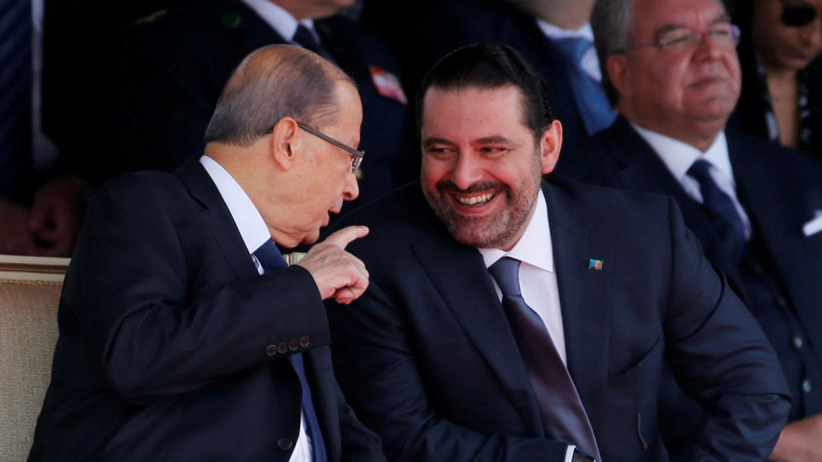 الرئيس اللبناني ميشيل عون (يسار) بجانب رئيس الوزراء سعد الحريري (يمين)