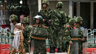 Doğu Türkistan'ın Urumçi kentinde nöbet tutan Çinli paramiliter polisler