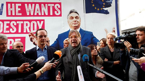 Guy Verhofstadt vs Viktor Orban, è scontro di campagne mediatiche Guy Verhofstadt vs Viktor Orban, è scontro di campagne mediatiche