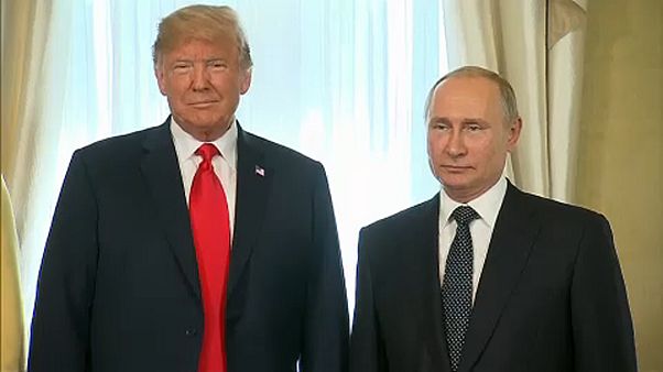 Putin e Trump encontram-se em Paris, mas sem cimeira Putin e Trump encontram-se em Paris, mas sem cimeira