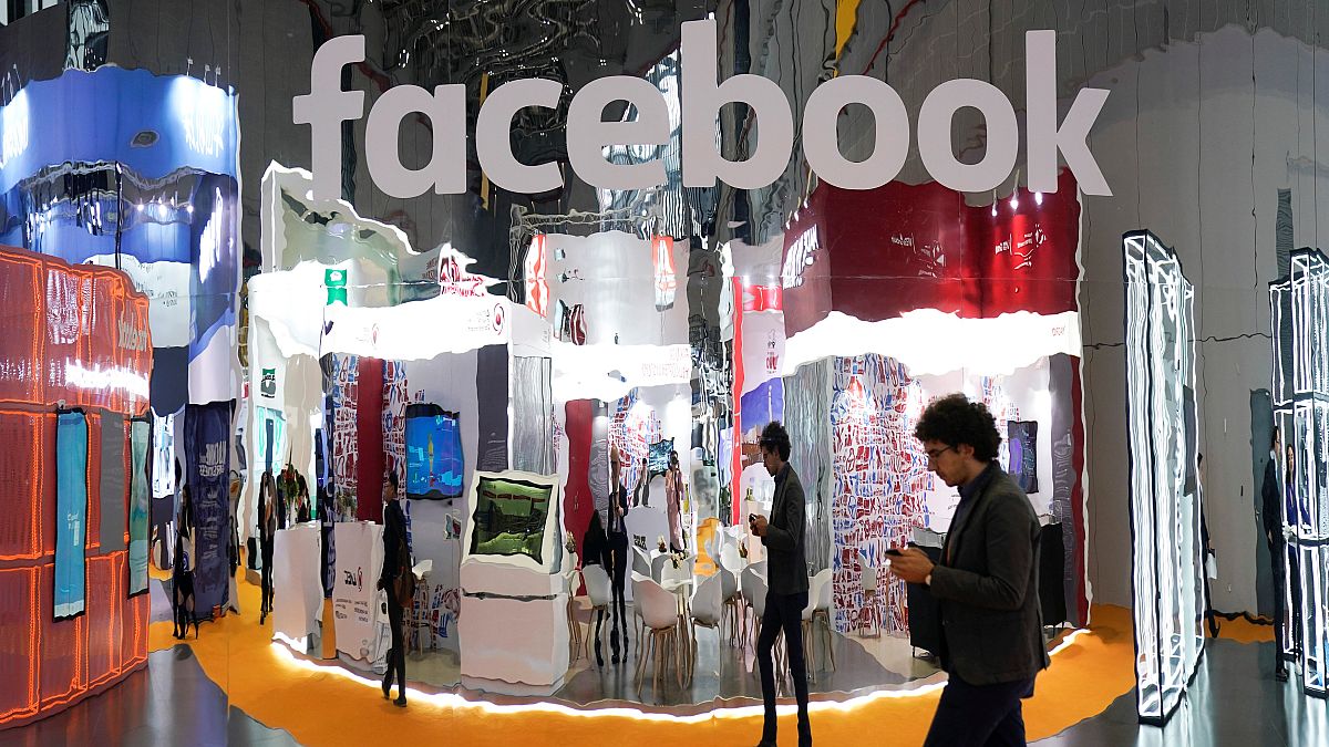 Több mint száz gyanús fiókot törölt a Facebook és az Instagram