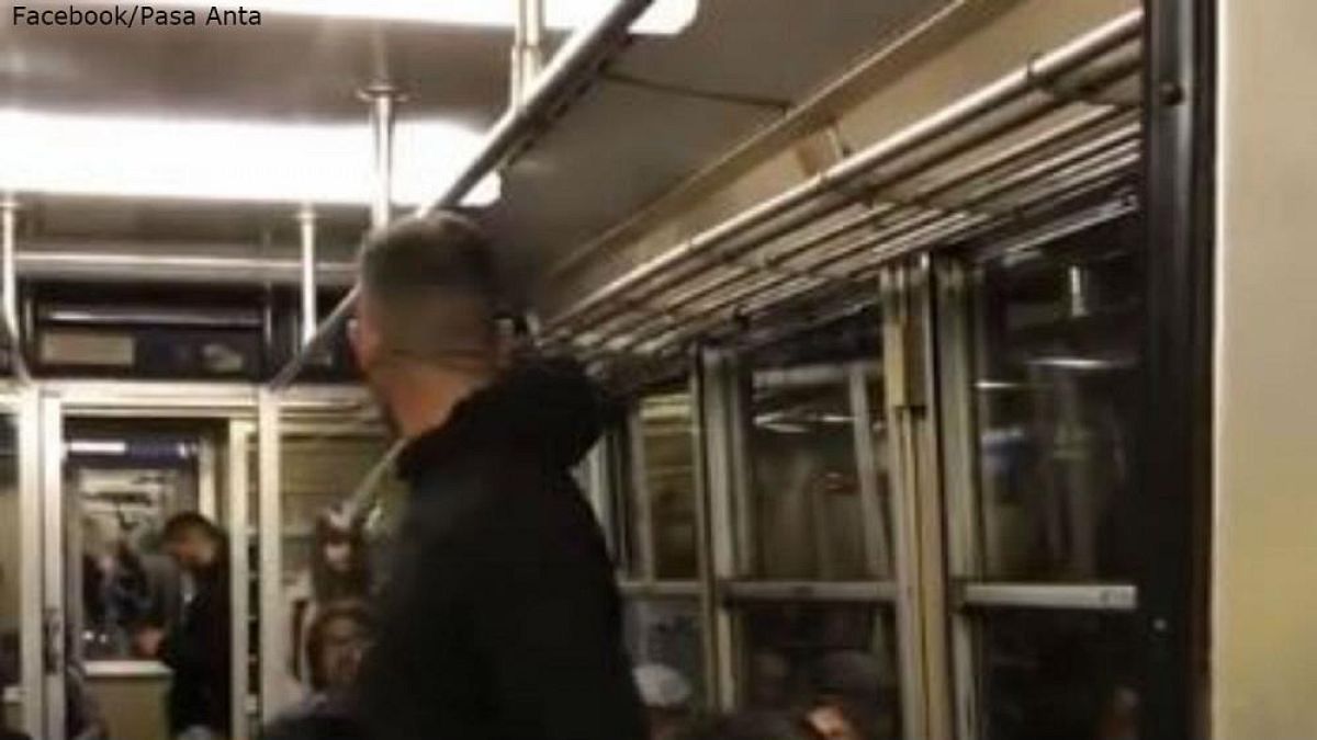 Una mujer se enfrenta a un hombre que hacía comentarios racistas en el metro en Italia