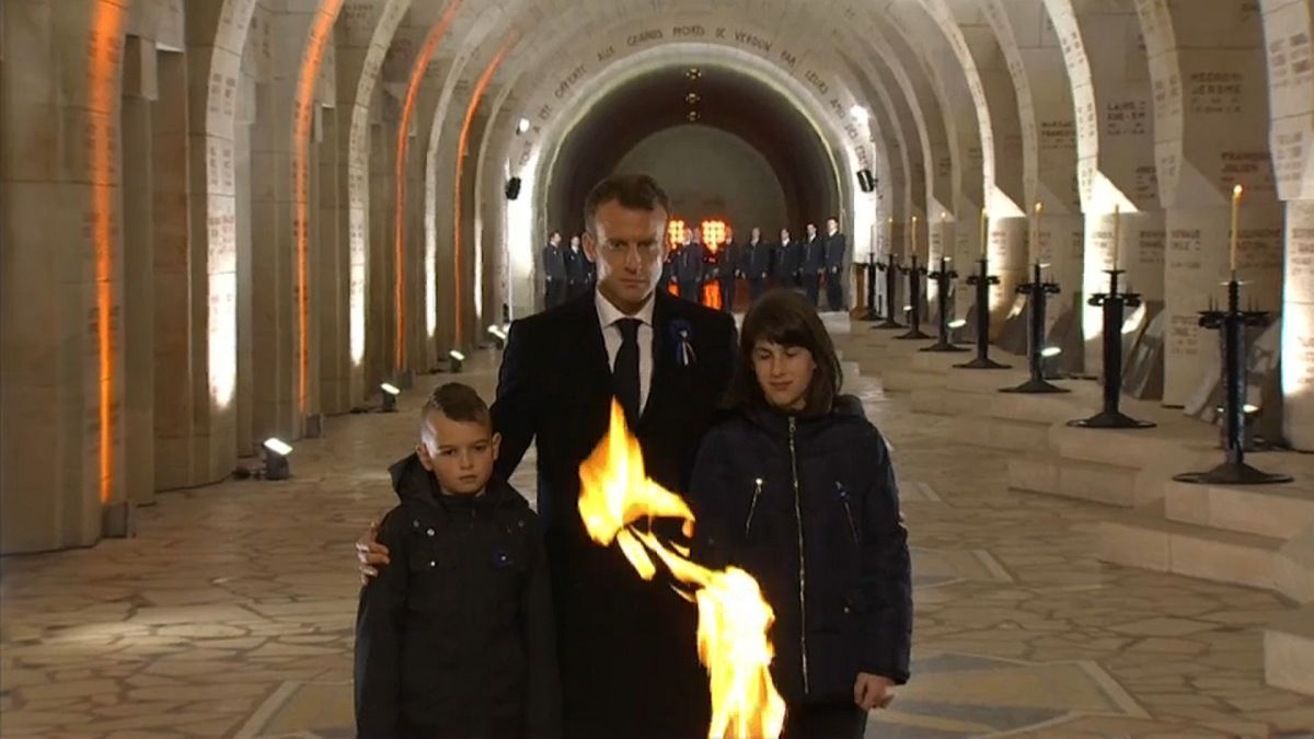 Macron homenageia os mortos de Verdun
