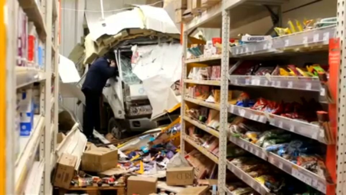 شاهد: شاحنة تصطدم بواجهة متجر تسوق في روسيا