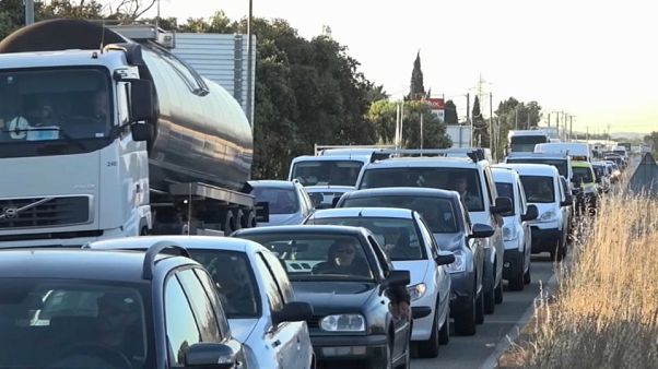 La Francia protesta contro aumenti della benzina La Francia protesta contro aumenti della benzina