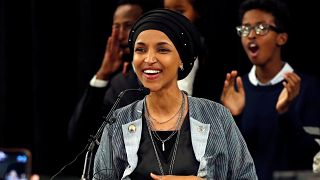 فيديو: أوّل كلمة للّاجئة الصومالية إلهان عمر بعد وصولها إلى الكونغرس