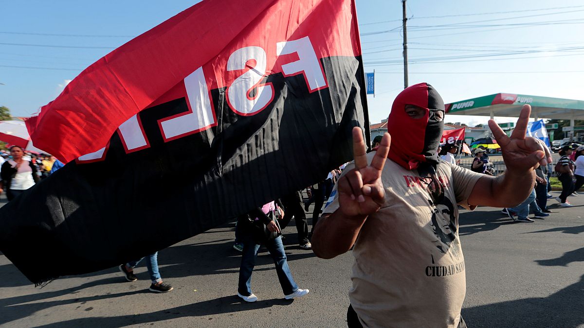 Un militante sandinista se manifiesta en Managua a favor de Daniel Ortega