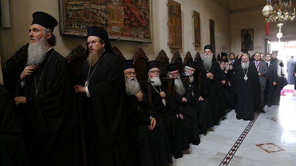 Tízezernél is több papot távolít el a közalkalmazotti fizetési listáról Görögország Tízezernél is több papot távolít el a közalkalmazotti fizetési listáról Görögország