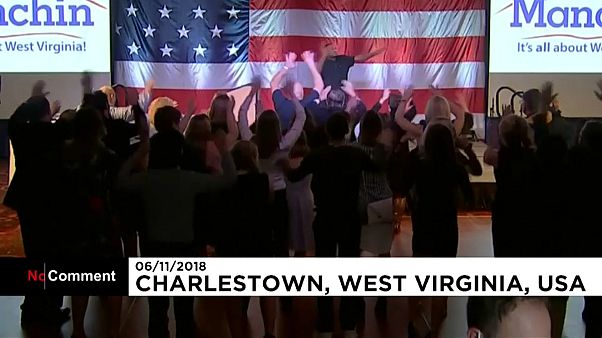 Passi di danza durante la lunga nottata delle elezioni Usa Passi di danza durante la lunga nottata delle elezioni Usa