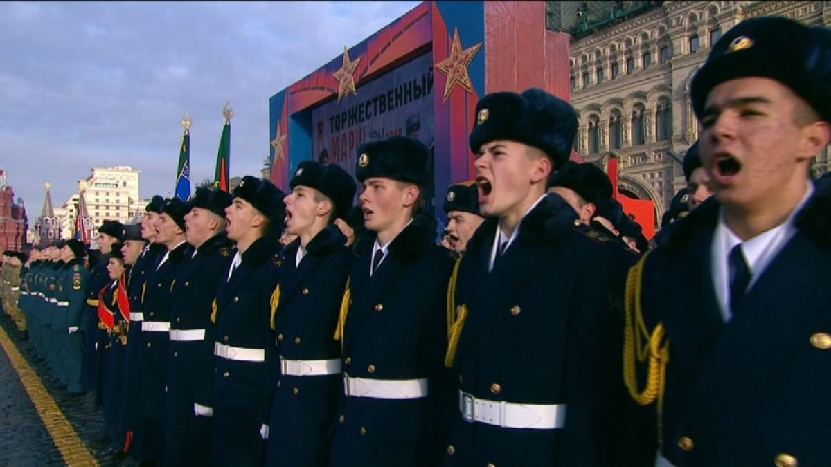 Moskau: 3500 Soldaten stellen historische Parade nach