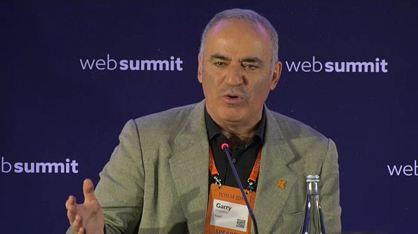 Kasparov dà scacco ai Paesi illiberali: "Siamo sotto attacco" Kasparov dà scacco ai Paesi illiberali: "Siamo sotto attacco"