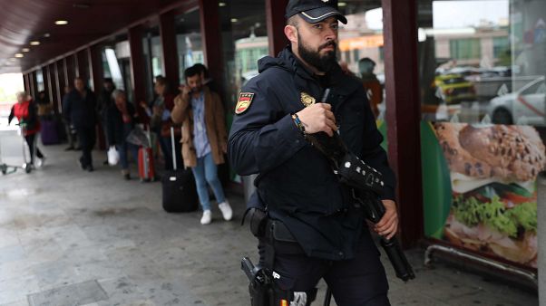Desalojada la estación de Sants en Barcelona por un supuesto explosivo Desalojada la estación de Sants en Barcelona por un supuesto explosivo
