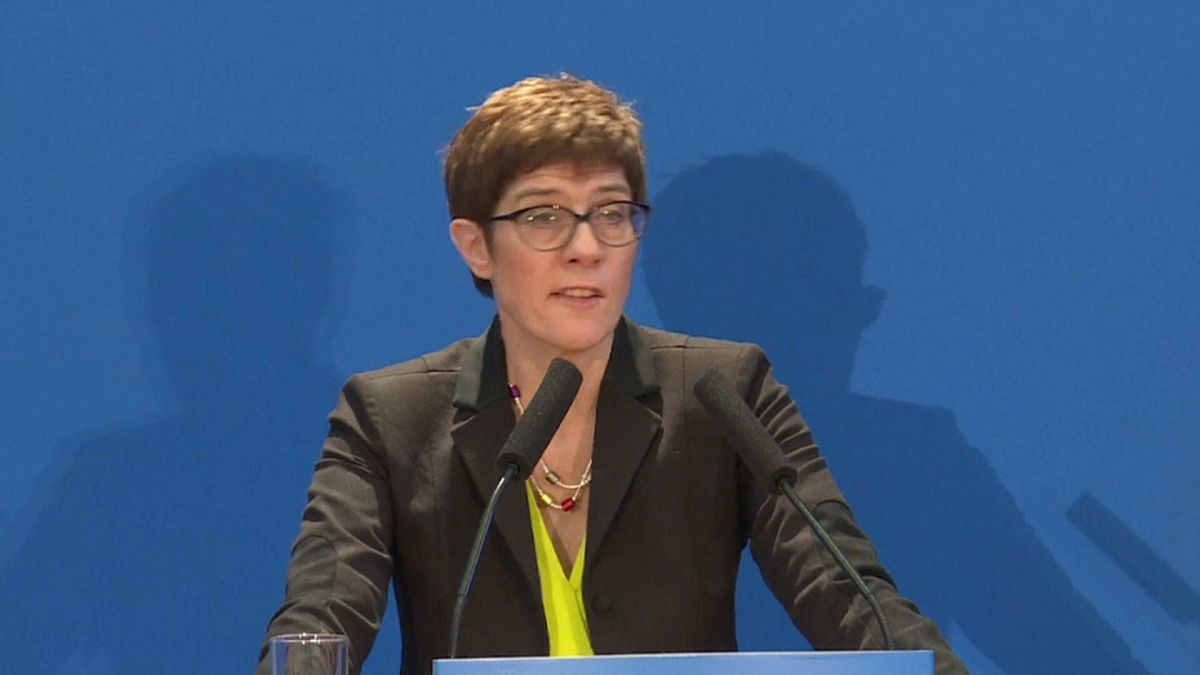 "Merkel II" apresenta candidatura à liderança da CDU