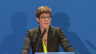 "Merkel II" apresenta candidatura à liderança da CDU