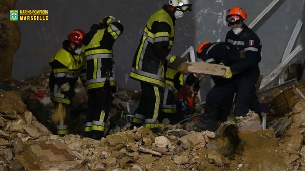 Marsiglia, ricerche sospese tra le macerie dei palazzi crollati Marsiglia, ricerche sospese tra le macerie dei palazzi crollati