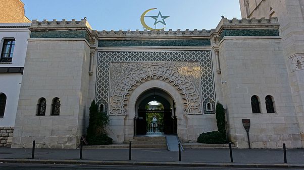 ماكرون يفكر في مراجعة قانون 1905 وتحديد الأطر الجديدة لـ "إسلام فرنسا" ماكرون يفكر في مراجعة قانون 1905 وتحديد الأطر الجديدة لـ "إسلام فرنسا"