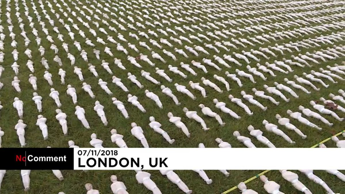 British artist unveils thousands of shrouded figures for World War One centenary