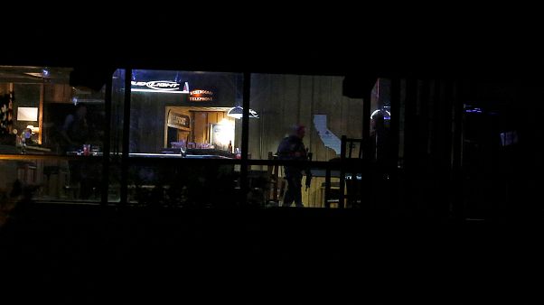 California, spari in un locale: almeno 12 morti, tra cui l'assalitore California, spari in un locale: almeno 12 morti, tra cui l'assalitore