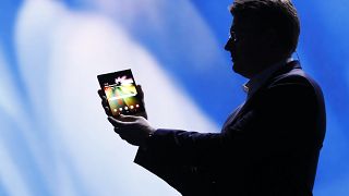 Samsung apresenta smartphone dobrável