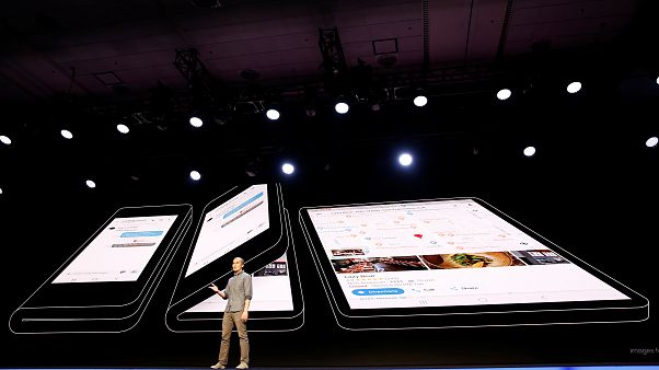 Halb Handy, halb Tablet: Samsung stellt faltbares Smartphone vor Halb Handy, halb Tablet: Samsung stellt faltbares Smartphone vor