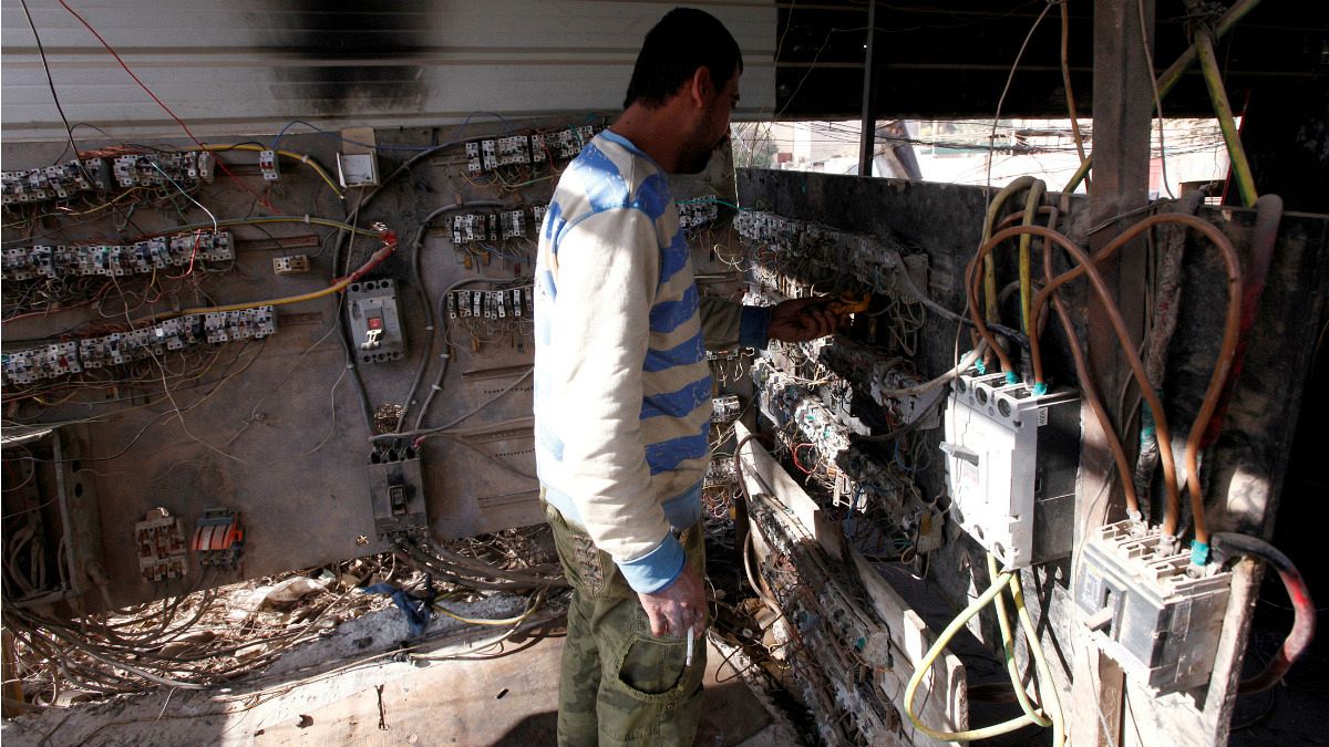 یک تکنسین برق‌کار در بغداد