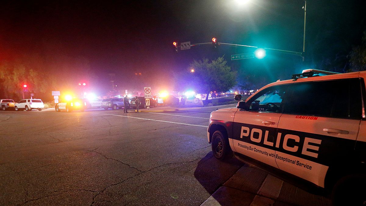 Ein Polizeiauto steht auf der Straße in Thousand Oaks