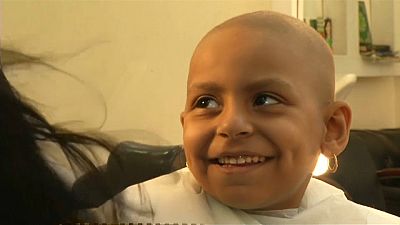 مصفف شعر مصري يمنح بعض الأمل للأطفال مرضى السرطان