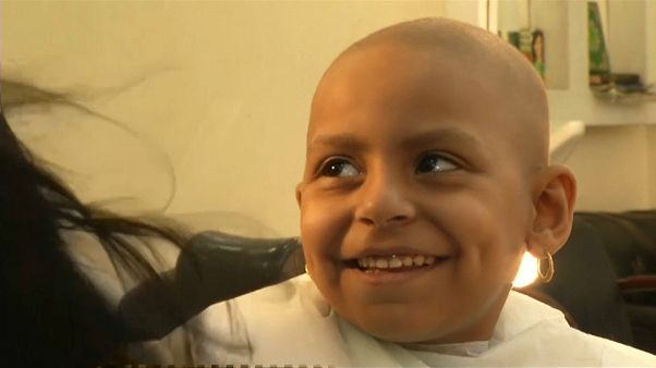 مصفف شعر مصري يمنح بعض الأمل للأطفال مرضى السرطان مصفف شعر مصري يمنح بعض الأمل للأطفال مرضى السرطان