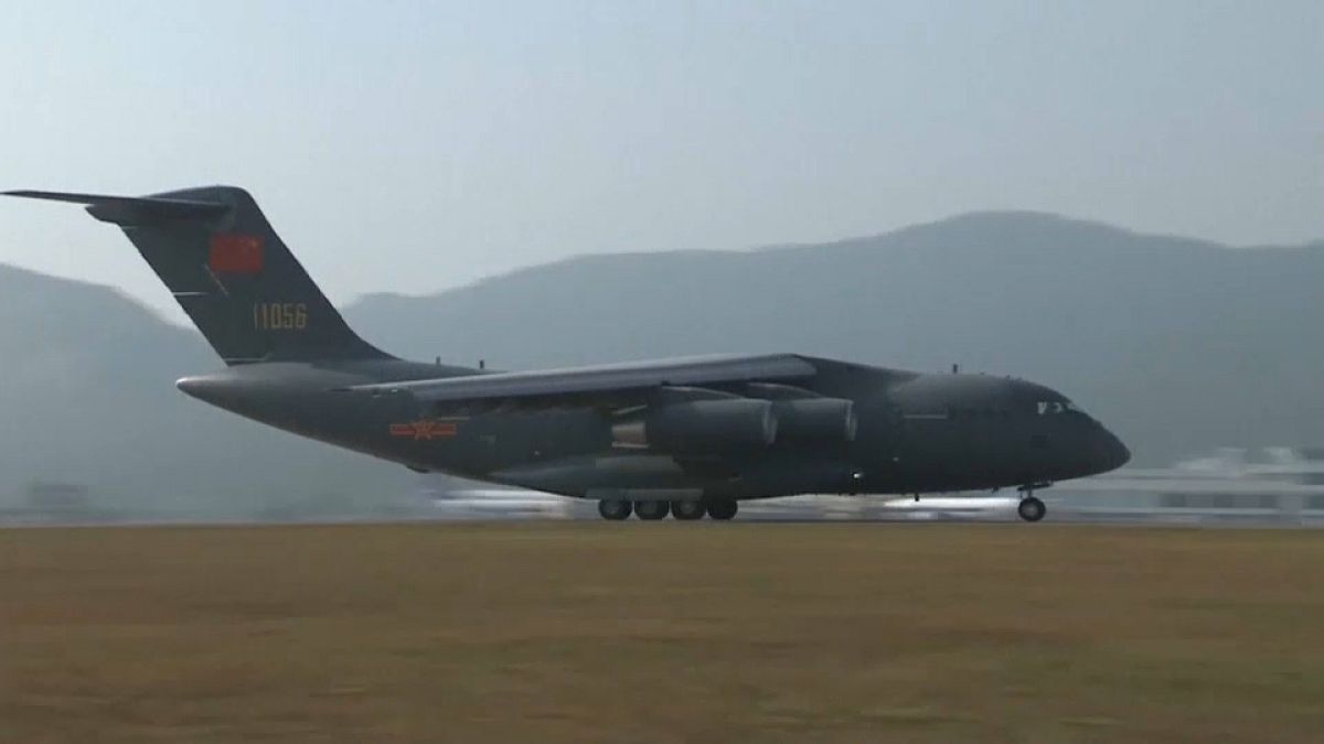 شاهد: استعراض جوي خارق لطائرات النقل والمقاتلات العسكرية في الصين
