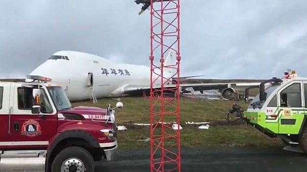 Canada: aereo cargo fallisce l'atterraggio Canada: aereo cargo fallisce l'atterraggio