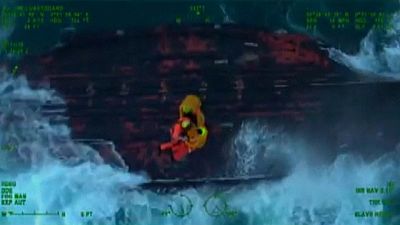 Video | Manş Denizi'nde tekneleri alabora olan balıkçılar kurtarıldı