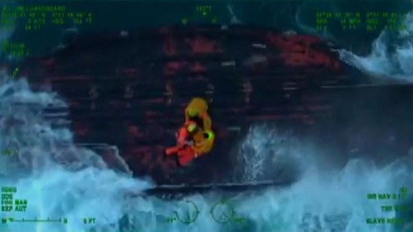 Rescate en medio de una fuerte tormenta en altamar Rescate en medio de una fuerte tormenta en altamar