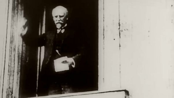 9. November 1918, Berlin: Philipp Scheidemann ruft die Republik aus 9. November 1918, Berlin: Philipp Scheidemann ruft die Republik aus