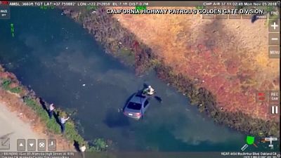 شاهد: أمريكي يسقط بسيارته في مياه نهر في كاليفورنيا هربا من ملاحقة الشرطة