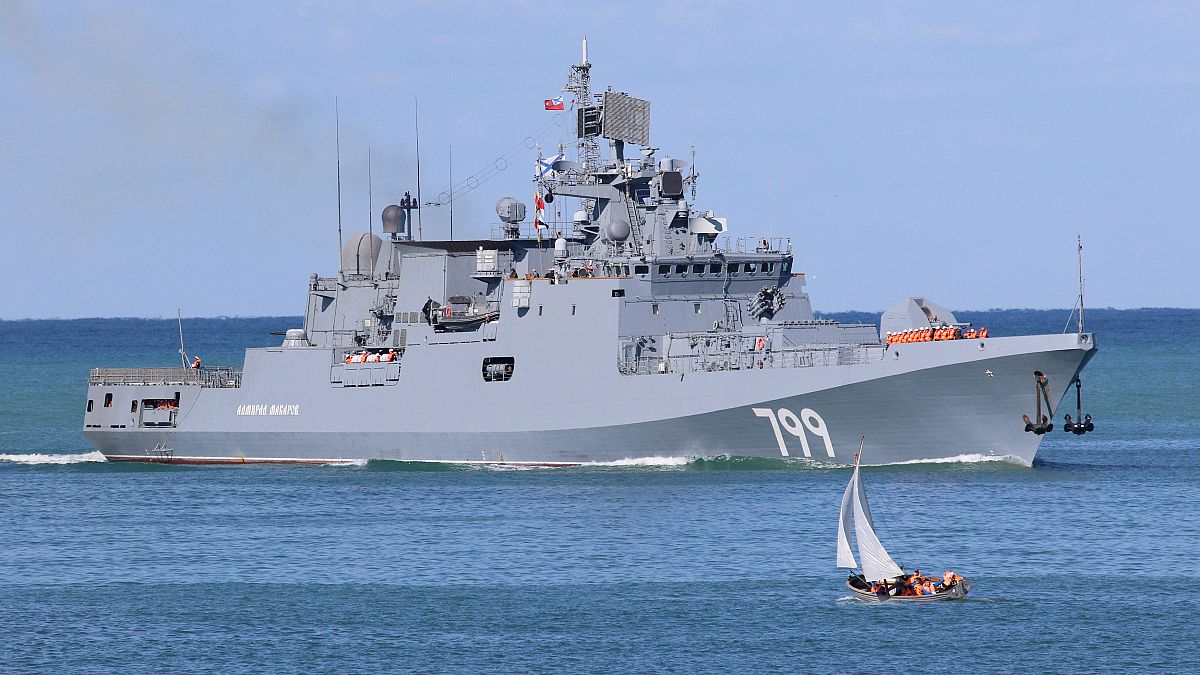 Amiral Makarov fırkateyni Rusya'nın Karadeniz filosuna katılmak üzere Si