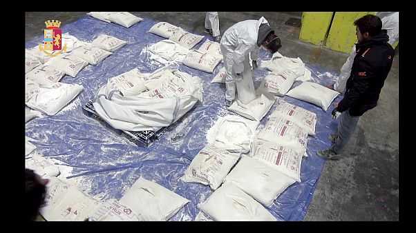 Avrupa polisinin ortak operasyonunda 270 kg eroin ele geçirildi, 2 Türk vatandaşı tutuklandı Avrupa polisinin ortak operasyonunda 270 kg eroin ele geçirildi, 2 Türk vatandaşı tutuklandı