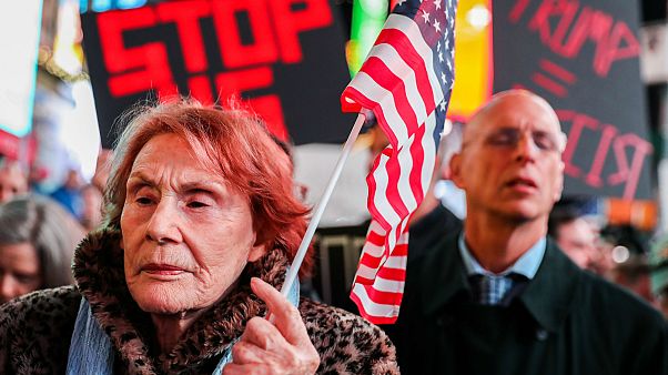 New York'ta binlerce kişi Trump yönetimini protesto etti New York'ta binlerce kişi Trump yönetimini protesto etti