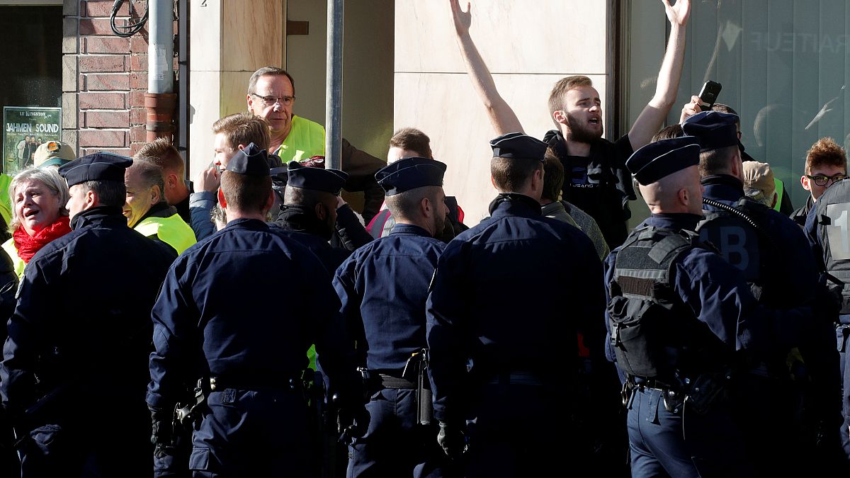 پلیس فرانسه مردی را به دلیل اهانت به رئیس جمهوری بازداشت کرد