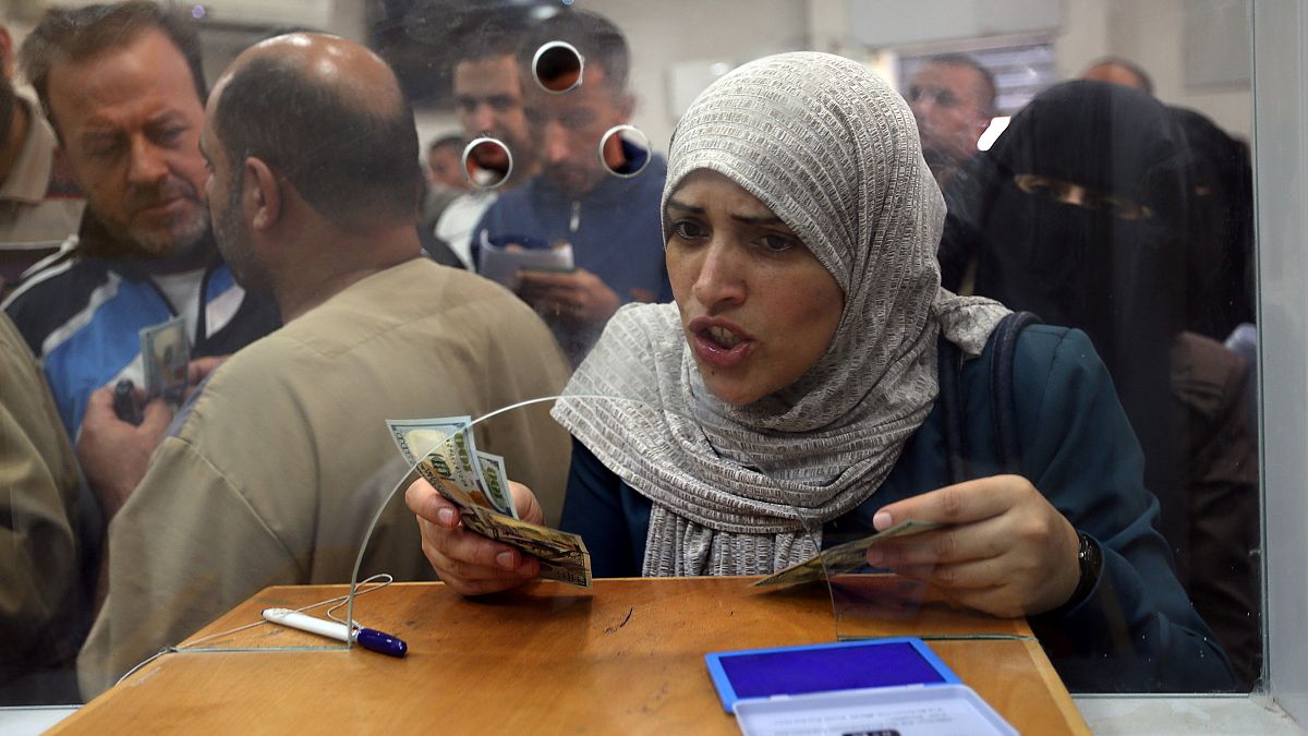 Gazze'de maaşını alan bir devlet memuru