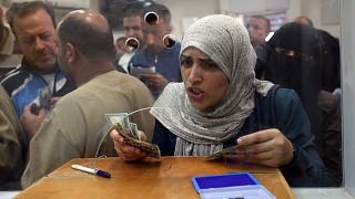 Gazze'de maaşını alan bir devlet memuru
